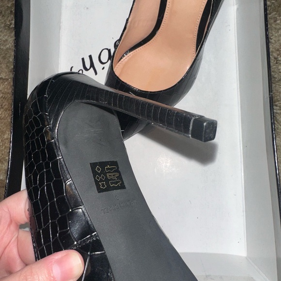 Black pointy toe heels - Picture 2 of 3